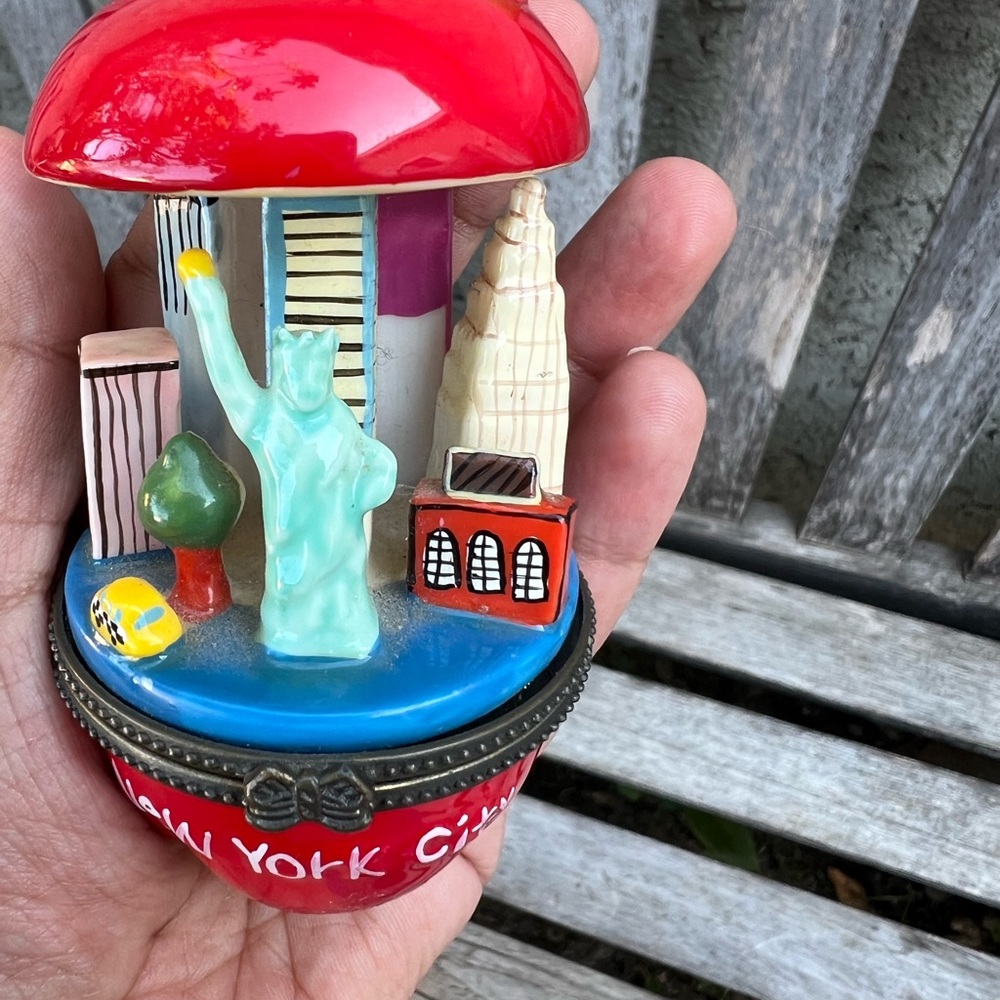 Yarto Porcelain New York City Trinket Box 4” Red Apple Home Decor Cute - Picture 7 of 7